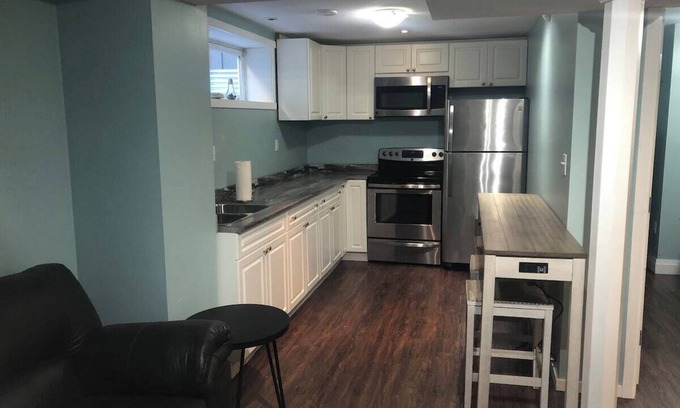 Grande Prairie Apartamento | Budget Stay | Kitchen Essentials | WIFI | Parking