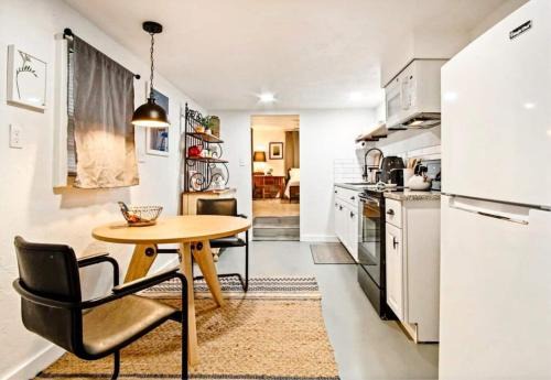 Central Oklahoma City Casa | Budget Studio Rainfall Shower Pet-friendly #c2
