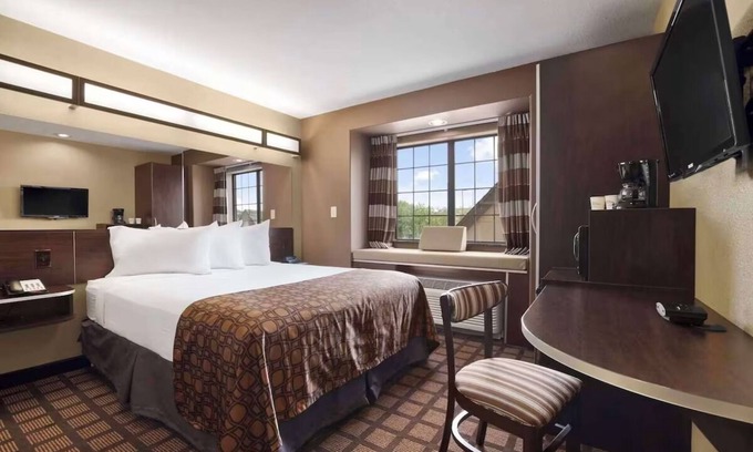 Gonzales Casa | Budget Wise Stay for Couple Traveler | Free Parking & Hot Breakfast