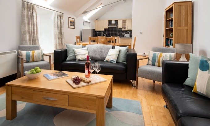 Waren Mill Apartamento | BUDLE BAY LOFT - capacidad para 6 personas, ático en el tercer piso con fantásticas vistas al estuario