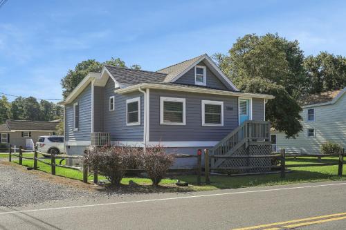 Chincoteague Casa | Bue Crab Bungalow - Charming in-town cottage!
