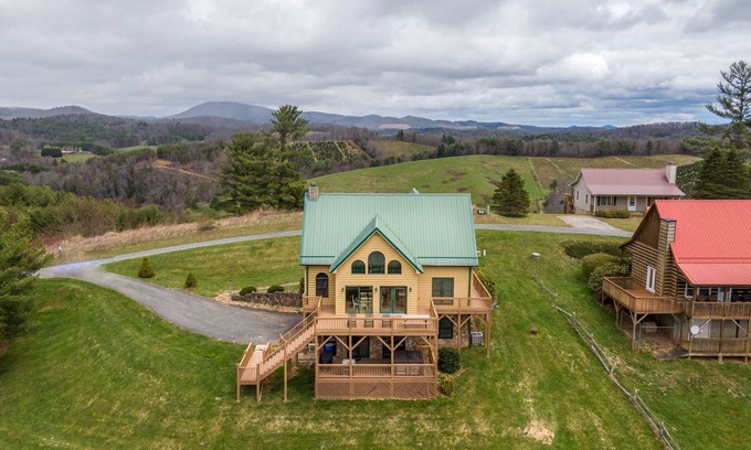 Fleetwood Casa | Buena Vista- 4bd / 3ba, chimenea, jacuzzi, a pie de New River