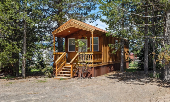 Island Park Casa | Buffalo Bungalow Tiny Cabin ~ Close to Yellowstone ~ Covered deck ~ Sleeps 2