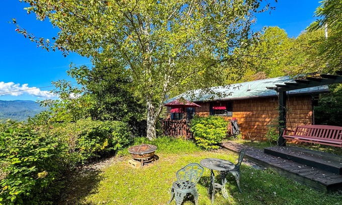 Bryson City Cabaña | Buffalo Creek Guest Cottage - Bryson City | Close to town - Motorcycle Friendly