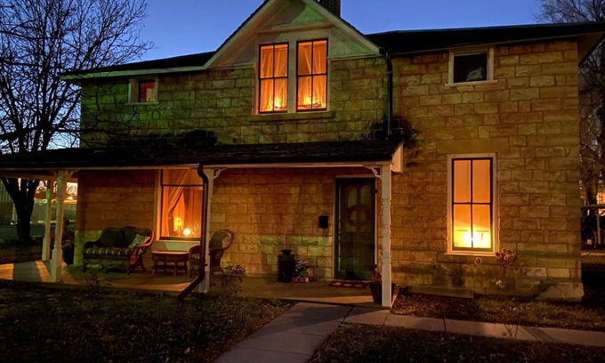 Hays Casa | Buffalo Haus: Entire House, Welcoming Historic Limestone House Downtown