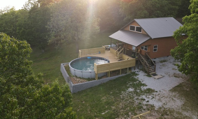 Compton Cabina | Buffalo River Rocky Ridge Cabin- Pool and HOT TUB