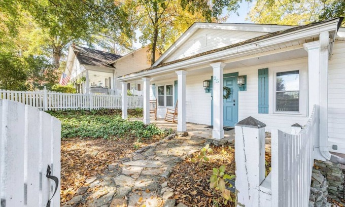 Buford Cabaña | Buford Getaway Fall Stay Near Train & Downtown