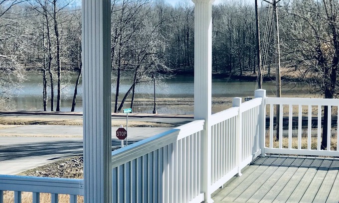 Grand Rivers Casa | Built in 2021 - 5 BR/4 BA Lakefront in Grand Rivers -The Only City on Both Lakes