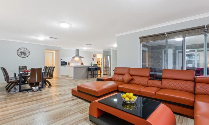 Bulla Casa | Bulla Hill Villas - Spacious Group Accommodation, 5 Min to Airport