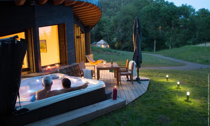 Queyrieres Cabina | Bulle de Bois, écolodge insolite avec spa privatif au milieu des volcans - Bulles d'Herbe