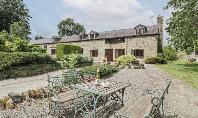 Mortimers Cross Cabaña | BULLFINCH COTTAGE, pet friendly, with open fire in Kingsland