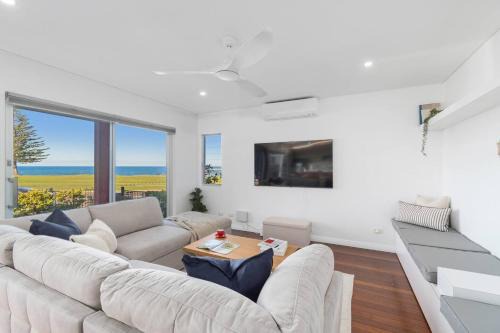 Bulli Casa | 'Bulli Escape' Bright Beachfront Stay & Scenic Views