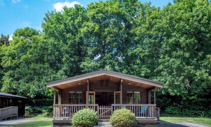 Alton Barnes Cabina | 'Bullrush' luxury Log Cabin. 3.5 acre lakeside setting in Pewsey Vale Wiltshire