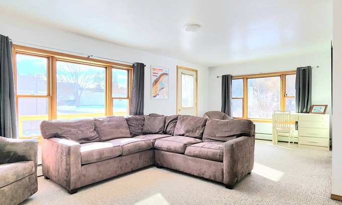 Allouez Casa | *Bumble Town Retreat: The gateway to your Keweenaw Adventure and Tranquility*