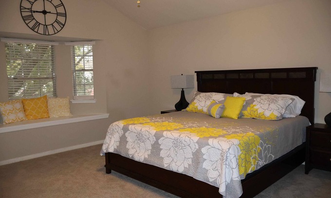 Atascocita Casa | Bumblebee Décor, 4 King Beds, near Bush/IAH Airport