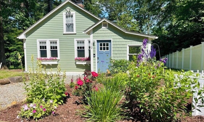 Brimfield Casa | Bungalow 19 by the lake in Brimfield