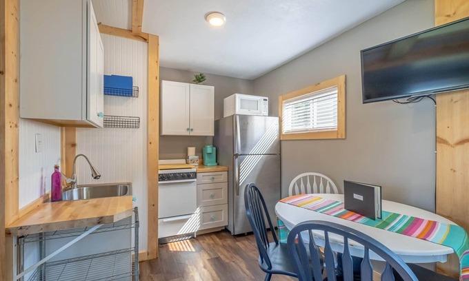 West Okoboji Casa | Bungalow 2: Boji Bunkhouse Bungalow
