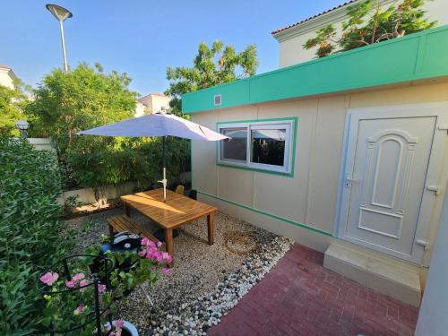 Jumeirah Village Triangle Casa | Bungalow 8 - Luxury 1-Bedroom Guest House in JVT
