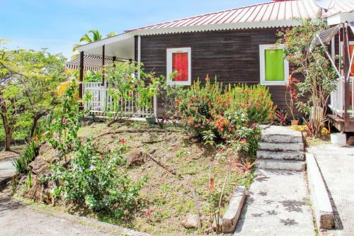 Bouillante Casa | Bungalow accueillant à Bouillante avec climatisation et terrasse