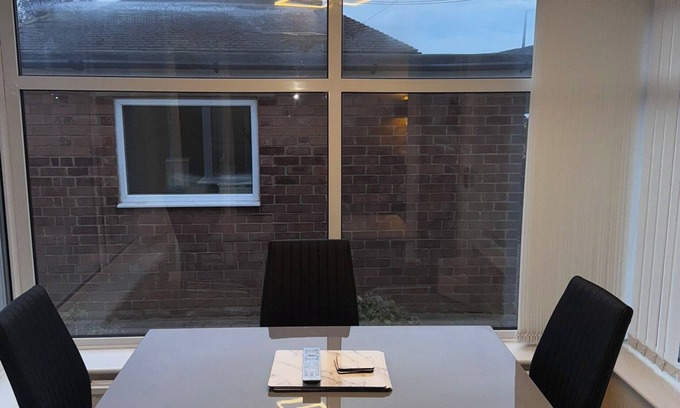 Cheadle Casa | Bungalow Bliss: Recently Renovated 3 Bedroom Stay