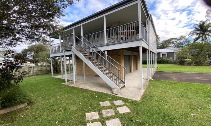 Coolangatta Casa | Bungalow by the River - Water views, stones throw from River - Pet-Friendly!