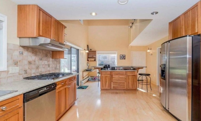 Delta Casa | Bungalow close to beach, Tsawwassen Town Centre Mall, Victoria Ferry Terminal