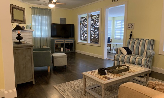 Tavares Casa | Bungalow close to Lake Dora, Big House, fishing, Mt Dora and downtown Tavares