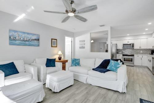 Central Naples Casa | Bungalow Close to Naples Beaches