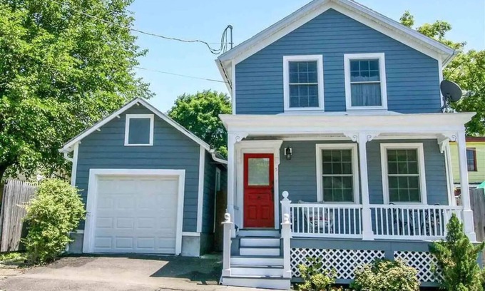 Oakdale Casa | Bungalow Hudson - cozy 3 BR house with huge garden - steps from Warren Street!