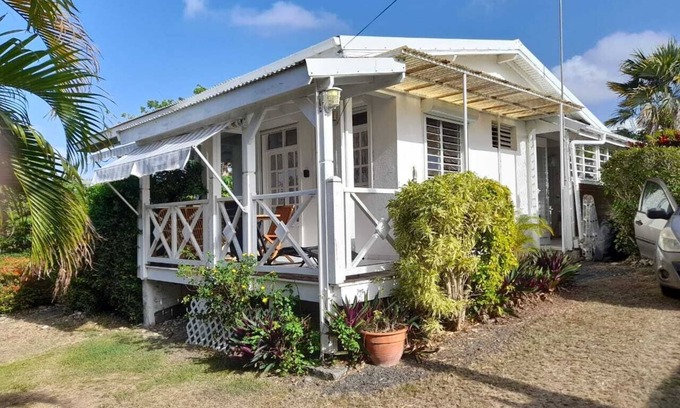 Saint-Francois Casa | Bungalow les hibiscus with Jacuzzi 200 meters from the beach