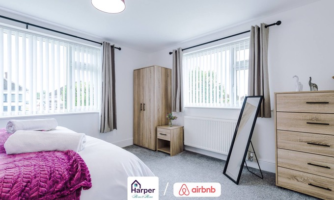 Ewloe Casa | Bungalow/Loft bedroom/Spacious/pool table/Driveway