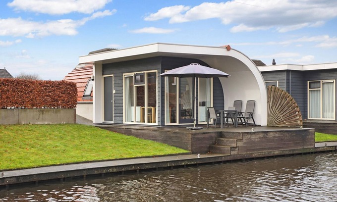 Midlaren Casa | Bungalow sobre el agua en un parque de vacaciones
