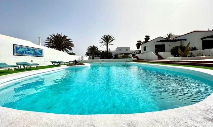 Charco del Palo Apartamento | Bungalow para nudistas, con Wifi y estupenda vista la Piscina, a pocos metros de la playa