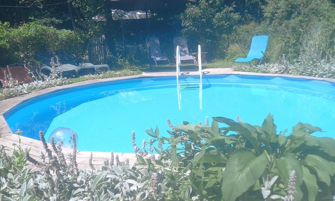 Brux Casa | Bungalow con casa rural adjunta de una habitación. Con piscina privada aislada. Duerme 8