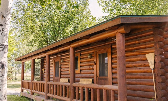 Bozeman Cabina | Bunkhouse 4 at Gallatin Canyon Cabins
