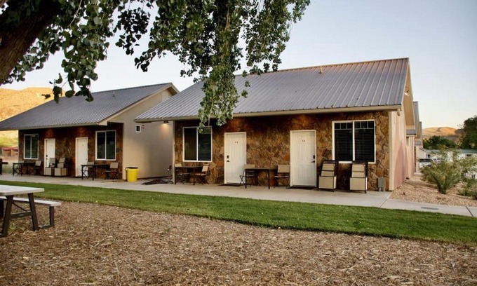 La Verkin Casa | Bunkhouse 5A Under Cottonwood Trees