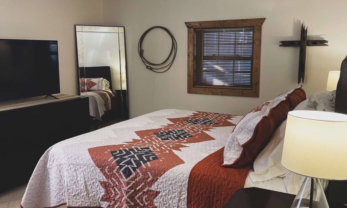 Eureka Springs Casa | Bunkhouse Barndominium