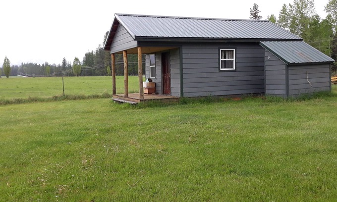 Trout Creek Cabina | bunkhouse near farm animals
