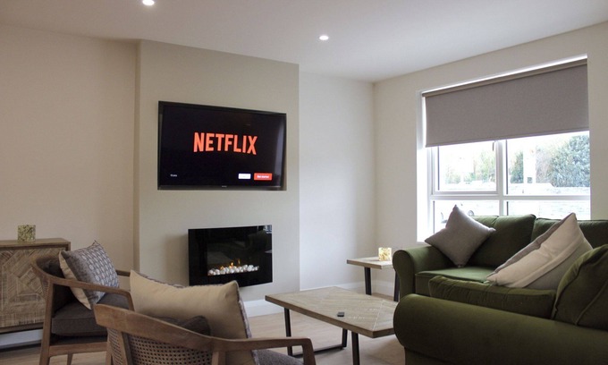 Bunratty Casa | Bunratty Town House No 1 - sleeps 8 guests in 4 bedrooms
