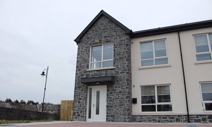 Bunratty Casa | Bunratty Town House No 3 - sleeps 8 guests in 4 bedrooms