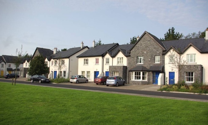 Bunratty Apartamento | Bunratty West 4022 - a two story that sleeps 6 guests in 3 bedrooms