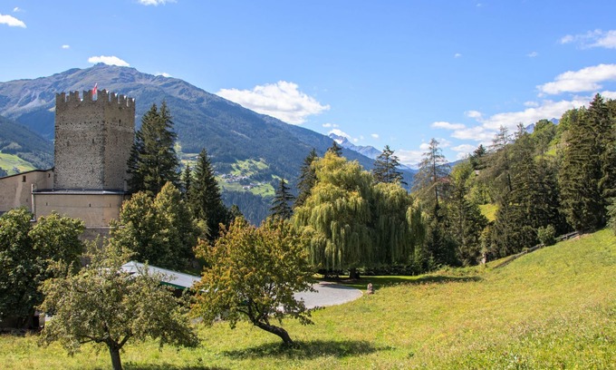 Fliess Casa | Burg Biedenegg mit Schlosscafé by Interhome