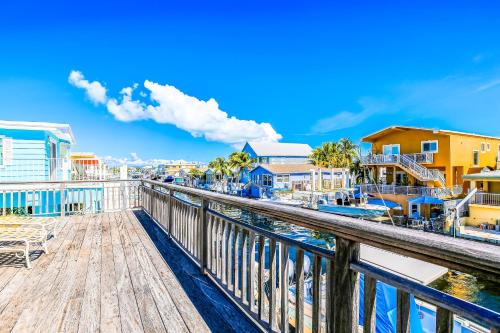 Blue Waters Casa | Burgundy Breeze