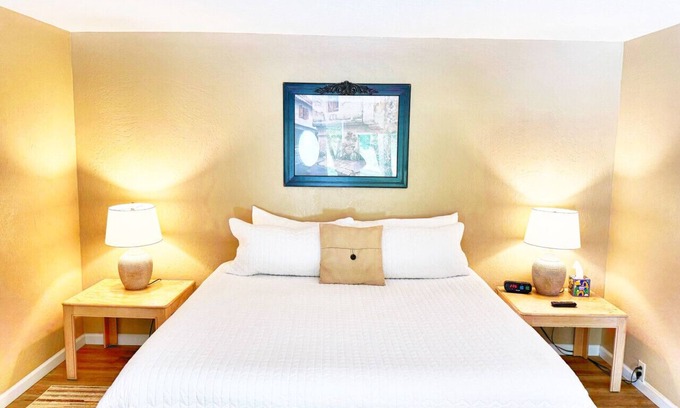 Kerby Condominio | Burgundy Room at Kerbyville Inn - Newly Remodeled