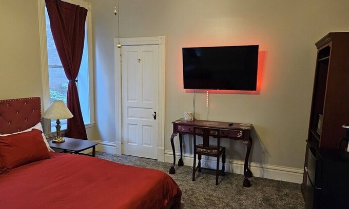 Near Southside Apartamento | Burgundy Room - LAFAYETTE SQUARE