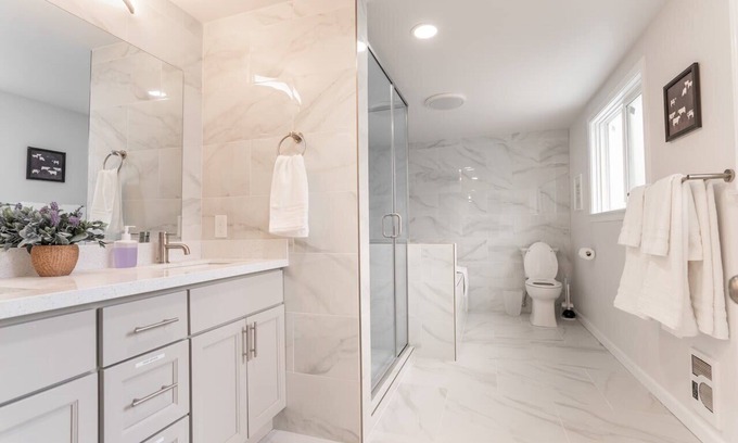 Burien Casa | Burien's Top Unit with Spa-Inspired Bathroom