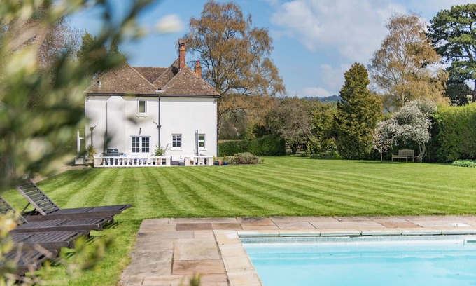 Charing Casa | Burleigh House by Bloom Stays - sleeps 12 guests in 6 bedrooms