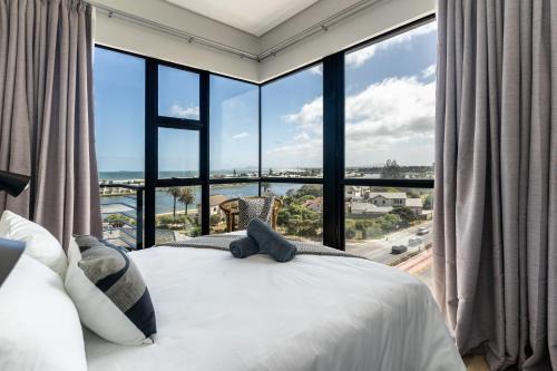 Milnerton Apartamento | Burmeister 607 - Top Floor Corner 2 Bedroom Apartment with Sea and Lagoon Views - Onsite Parking