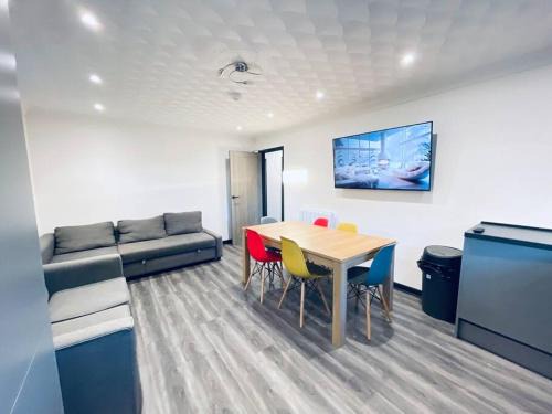 Peterborough Apartamento | Burmer Central Bliss: Modern 3BR/1BA, Full Kitchen