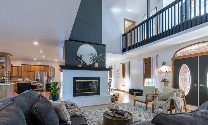 Middlebury Casa | `Burning Pine Inn' Farm House in Amish country.